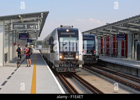 Danzig, Polen 1. September 2015 erste Tag des Dienens PKM - Pommerschen Stadtbahn-Linie in Danzig. PKM bauen in 2 Jahren mit Kosten in der Nähe von Milliarden Zloty (200 Mio. Euro) verbindet Osowa und Wrzeszcz Stadtteile Danzigs und Verbindung mit der Kaschubei Region und Stadt Gdynia öffnet. PESA Züge am Bahnhof Gdansk Flughafen Kredit sitzen: Michal Fludra/Alamy Live News Stockfoto