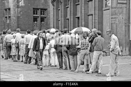 Einführung von West-D-Mark in der DDR kurz vor der Wiedervereinigung von Ost- und Westdeutschland, Bargeld Austausch, Stockfoto