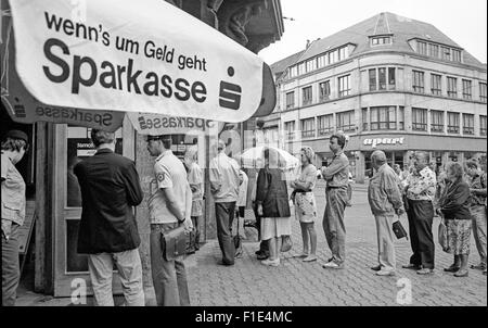 Einführung von West-D-Mark in der DDR kurz vor der Wiedervereinigung von Ost- und Westdeutschland, Bargeld Austausch, Stockfoto