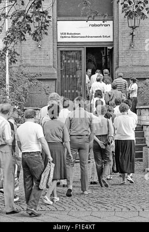 Einführung von West-D-Mark in der DDR kurz vor der Wiedervereinigung von Ost- und Westdeutschland, Bargeld Austausch, Stockfoto