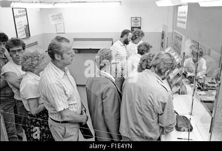 Einführung von West-D-Mark in der DDR kurz vor der Wiedervereinigung von Ost- und Westdeutschland, Bargeld Austausch, Stockfoto