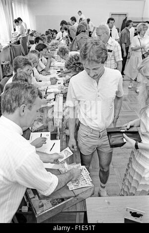 Einführung von West-D-Mark in der DDR kurz vor der Wiedervereinigung von Ost- und Westdeutschland, Bargeld Austausch, Stockfoto