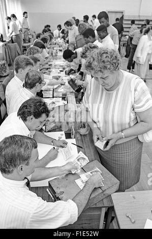 Einführung von West-D-Mark in der DDR kurz vor der Wiedervereinigung von Ost- und Westdeutschland, Bargeld Austausch, Stockfoto