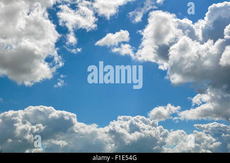 Bewölkter Himmel mit blauen Textfreiraum Stockfoto