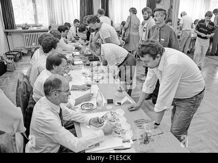 Einführung von West-D-Mark in der DDR kurz vor der Wiedervereinigung von Ost- und Westdeutschland, Bargeld Austausch, Stockfoto