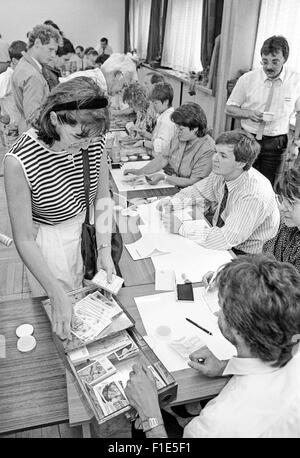 Einführung von West-D-Mark in der DDR kurz vor der Wiedervereinigung von Ost- und Westdeutschland, Bargeld Austausch, Stockfoto