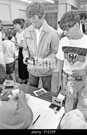 Einführung von West-D-Mark in der DDR kurz vor der Wiedervereinigung von Ost- und Westdeutschland, Bargeld Austausch, Stockfoto