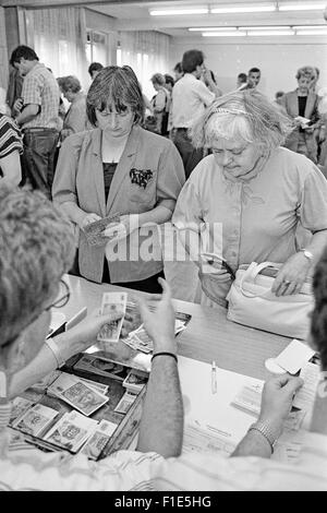 Einführung von West-D-Mark in der DDR kurz vor der Wiedervereinigung von Ost- und Westdeutschland, Bargeld Austausch, Stockfoto