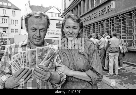 Einführung von West-D-Mark in der DDR kurz vor der Wiedervereinigung von Ost- und Westdeutschland, Bargeld Austausch, Stockfoto