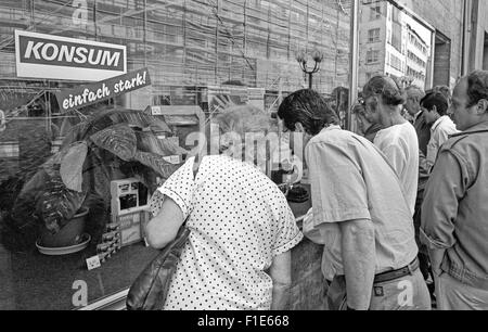 Einführung von West-D-Mark in der DDR vor der Wiedervereinigung, von Ost- und Westdeutschland, westliche waren in Ost-Geschäfte Stockfoto