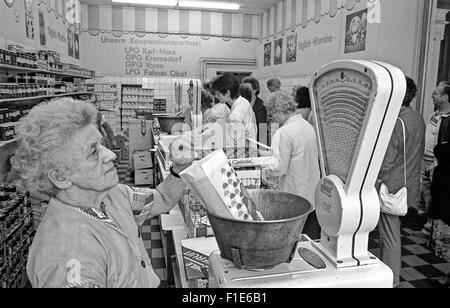 Einführung von West-D-Mark in der DDR vor der Wiedervereinigung, von Ost- und Westdeutschland, westliche waren in Ost-Geschäfte Stockfoto