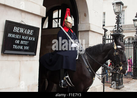 Horse Guard, Whitehall, London, UK Vorsicht Pferde können kick oder beißen! Stockfoto