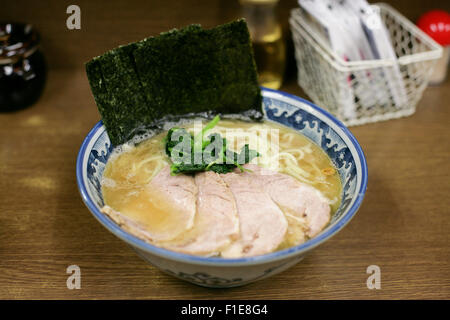 Schüssel mit Tonkotsu Ramen mit getrockneten Algen Spinat und Chashu Schweinefleisch Stockfoto