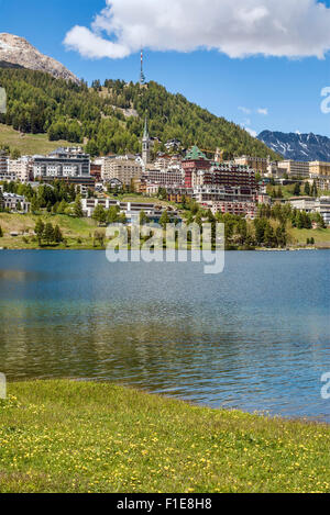 St.Moritz und See im Springtime, Oberengadin, Schweiz Stockfoto