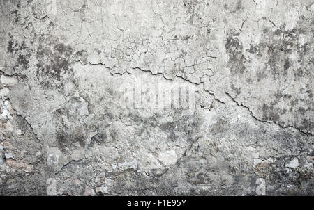 Alten verwitterten Betonwand mit Schäden und Risse auf grauen Stuck, Hintergrundtextur Stockfoto