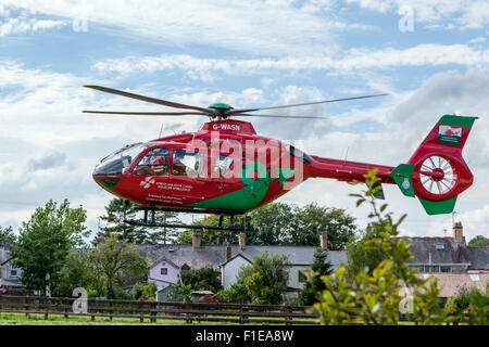 Wales Air Ambulance Helikopter abheben nach dem Besuch eines Notfalls in einem kleinen Dorf in mid Wales Stockfoto