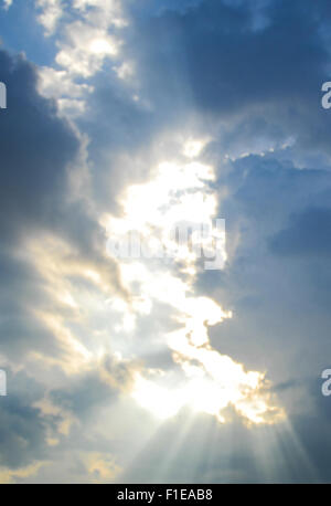 Sonne Strahlen erleuchten Gewitterwolken Stockfoto
