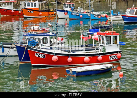 Mevagissey in Cornwall, England und eine Sammlung von Fischerboote im kleinen Hafen an einem Sommermorgen vertäut. Stockfoto