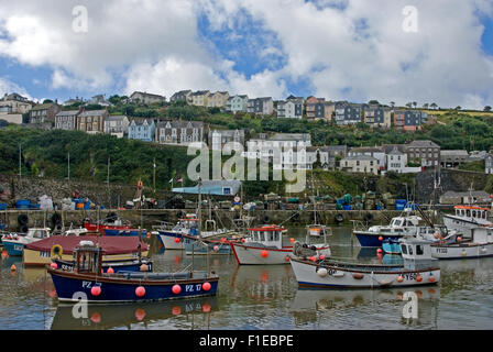 Cornwall coast line und das Fischerdorf Mevagissey mit bunten Fischerboote im Hafen. Stockfoto