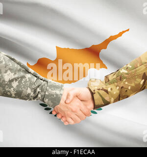 Soldaten, Händeschütteln mit Flagge auf Hintergrund - Zypern Stockfoto