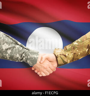 Soldaten Händeschütteln mit Flagge auf Hintergrund - Laos Stockfoto
