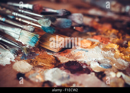 Pinsel-Closeup, Künstler-Palette und multicolor Farbe Flecken Stockfoto