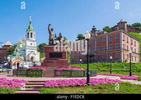 Skoba Square in Nischni Nowgorod. Im Vordergrund - Minin und Pozharsky Monument und ehemaligen bugrov Obdachlosenheim Stockfoto