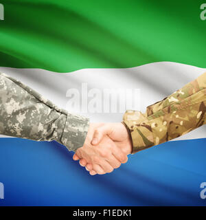 Soldaten, Händeschütteln mit Flagge auf Hintergrund - Sierra Leone Stockfoto