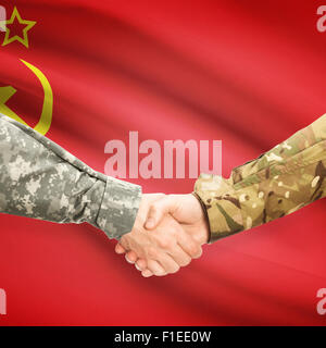 Soldaten, Händeschütteln mit Flagge auf Hintergrund - USSR Stockfoto