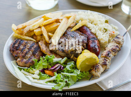 Mischen Sie Fleischplatte mit Pommes frites, griechisches Essen Stockfoto