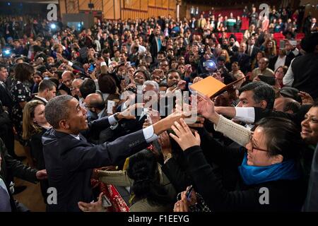 US-Präsident Barack Obama mit First Lady Michelle Obama, begrüßen das Publikum nach seiner Rede im Siri Fort Auditorium 27. Januar 2015 in Neu-Delhi, Indien. Stockfoto