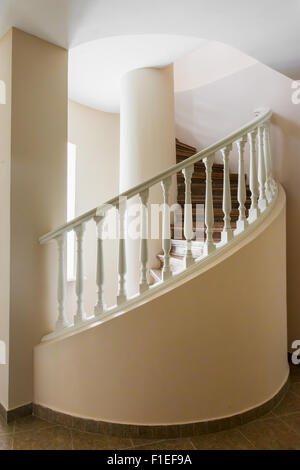 Wendeltreppe im alten Herrenhaus Stockfoto