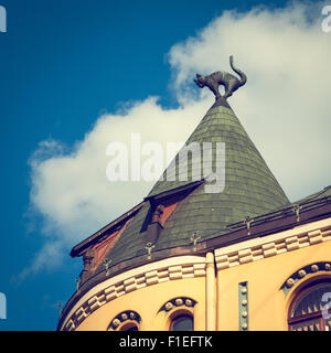 Vintage Farben Foto der Katze Skulptur auf dem Dach des Cat House in Riga, Lettland. Stockfoto