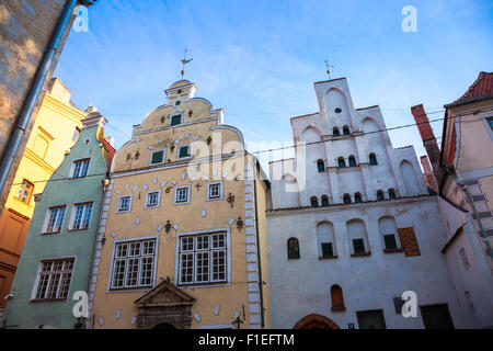 Mittelalterliche Straße in der alten Stadt Riga, Lettland. Alte Gebäude - drei Brüder. Stockfoto