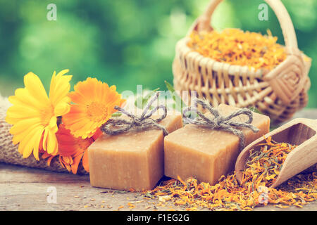 Bars von hausgemachte Seifen und Calendula Blüten. Vintage stilisierte Foto. Stockfoto