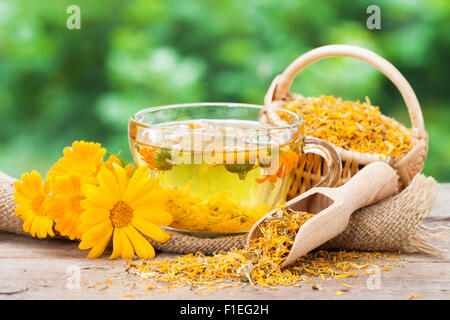 Tasse Kaffee und gesunden Ringelblume calendula Blüten. Stockfoto