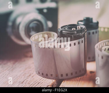 Altes Foto Filmrollen, Kassette und retro Kamera auf Hintergrund. vintage Stil. Stockfoto