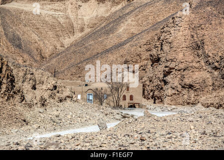 Haus in der Wüste in der Nähe von Luxor, Ägypten, Afrika Stockfoto