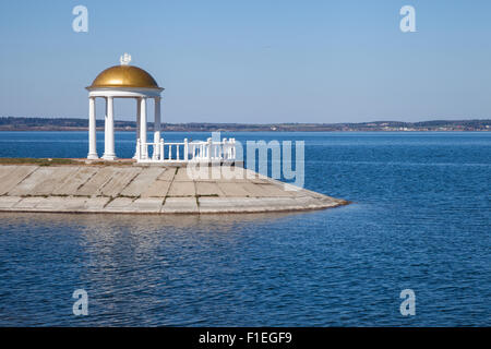 Klassischen Stil Pavillon mit Spalte am Ufer Stockfoto