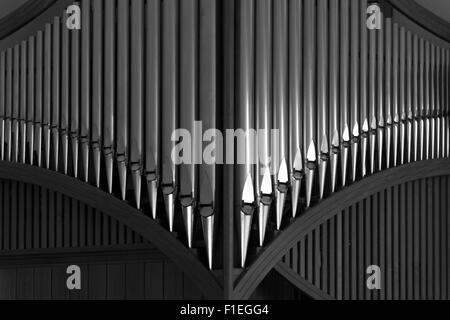 Ein schwarz / weiß Bild der Orgel in der Blonduos Kirche, Nordisland Stockfoto