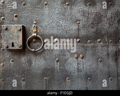 Alte Tür mit Türklopfer Stockfoto