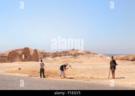 Arbeiter auf der Straße in Ägypten, in der Nähe von Leichenhalle Tempel der Hatschepsut, Deir el-Bahari, Luxor, Ägypten, Afrika Stockfoto