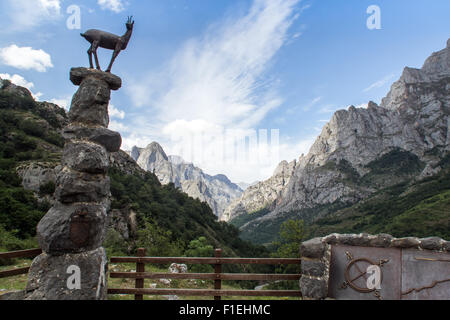 Eine Statue von eine Gämse in den südlichen Ausläufern des Picos de Europa National Park in Castilla y León Stockfoto