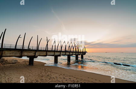 Blick auf den Indischen Ozean durch das Millennium Pier in Umhlanga Rocks bei Sonnenaufgang Stockfoto