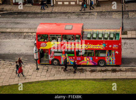 Blick vom Turm Cliffords, York: Tourist-Sightseeing-Bus Stockfoto