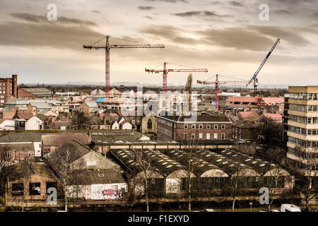 Blick vom Turm Cliffords, York: Baukräne in York Skyline mit Schnee bedeckt Hügel in Ferne Stockfoto