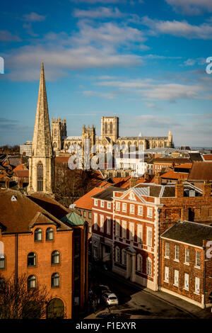 Blick vom Turm Cliffords, York: York Minster und Stadt Skyline Stockfoto