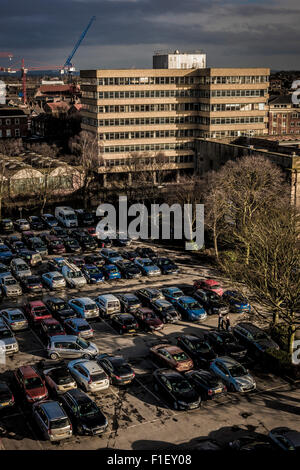 Blick vom Turm Cliffords, York: verfallenes Bürogebäude und Parkhaus Stockfoto