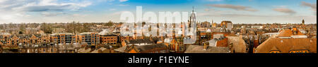 Blick vom Turm Cliffords, York: Skyline der Stadt und Uhrturm am Friedensgericht Stockfoto