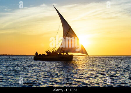 Arabischen Dhow Sansibar Tansania Sonnenuntergang Afrika Stockfoto